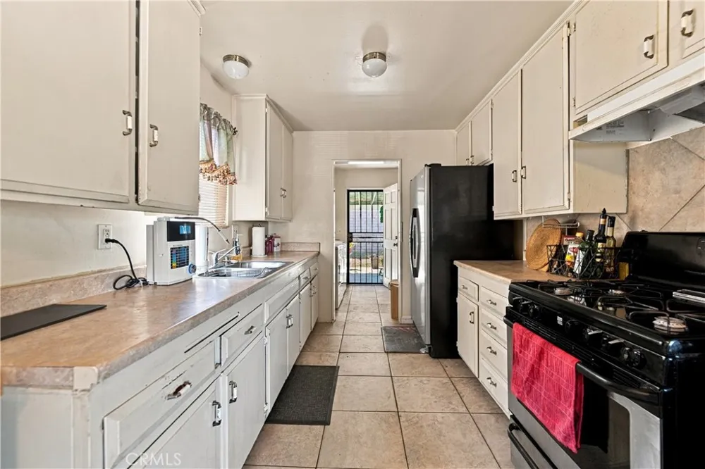 21211 Haston Place Lakewood, CA 90715