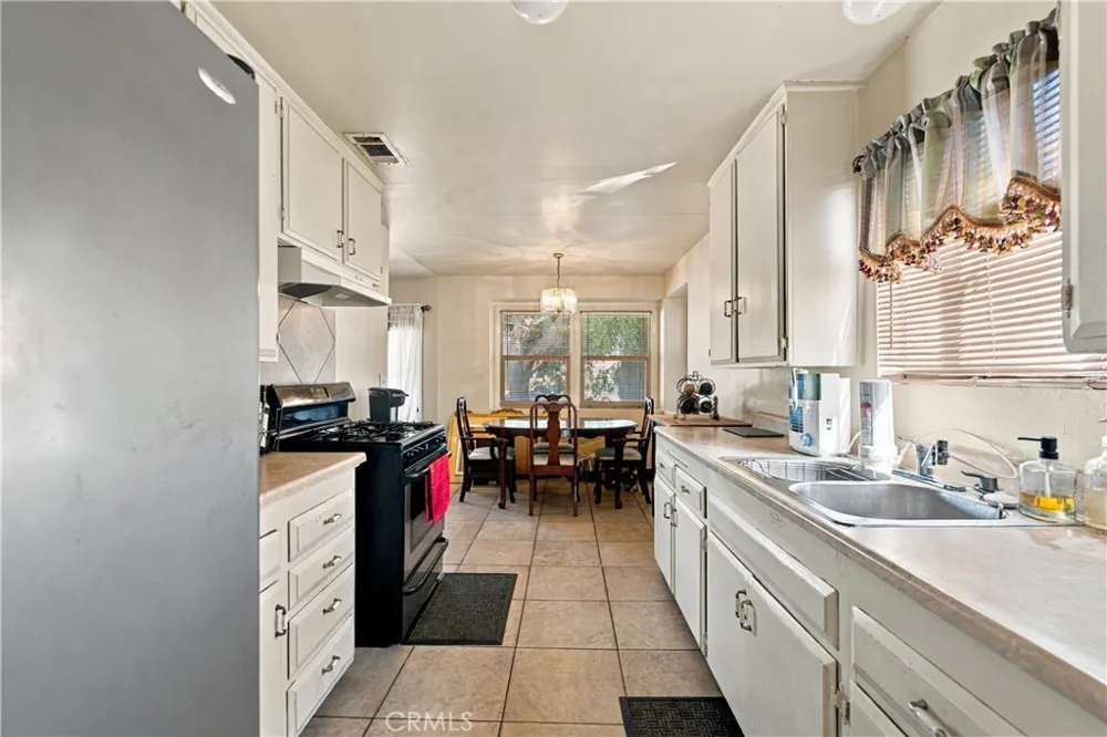 21211 Haston Place Lakewood, CA 90715