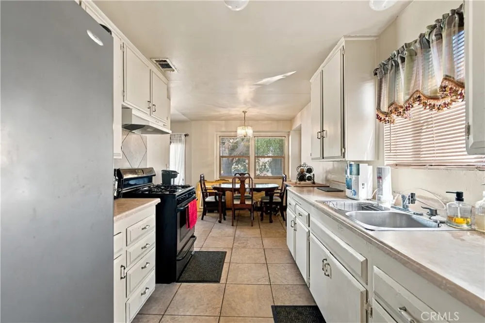 21211 Haston Place Lakewood, CA 90715