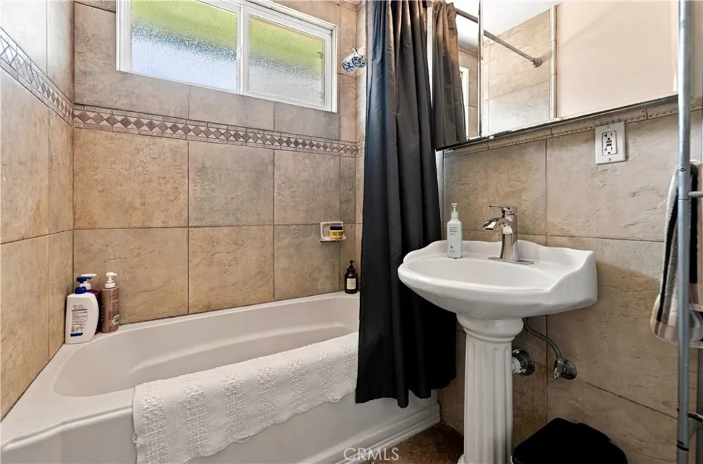 21211 Haston Place Lakewood, CA 90715