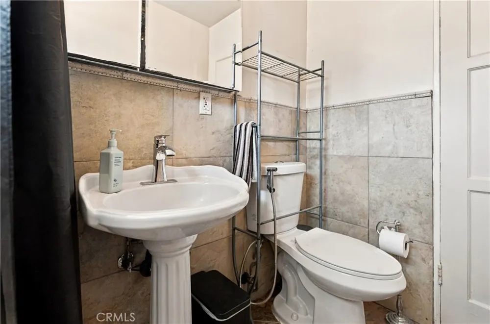 21211 Haston Place Lakewood, CA 90715