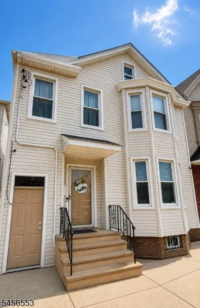 87 Darcy St