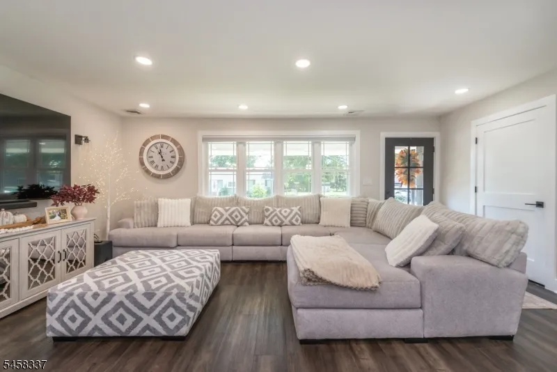 11 Malcolm Dr Fairfield, NJ 07004