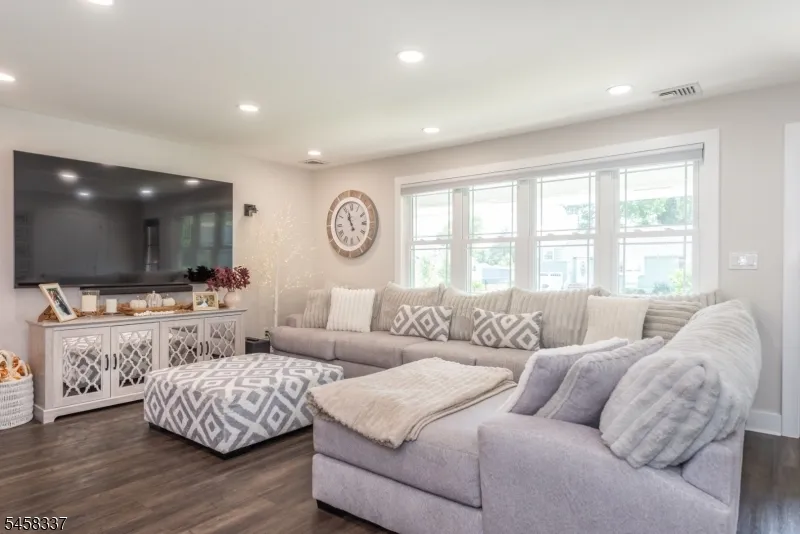 11 Malcolm Dr Fairfield, NJ 07004