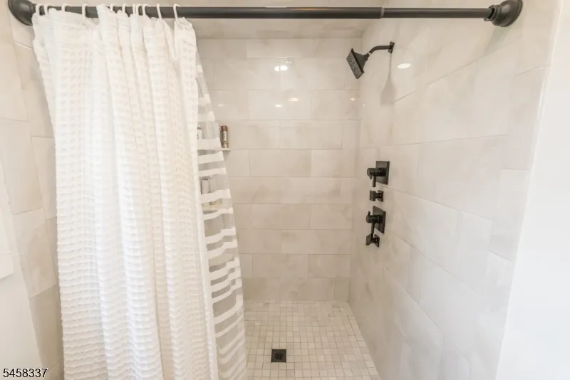 11 Malcolm Dr Fairfield, NJ 07004