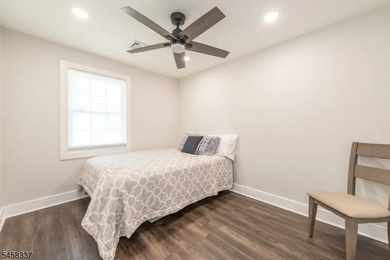 11 Malcolm Dr Fairfield, NJ 07004