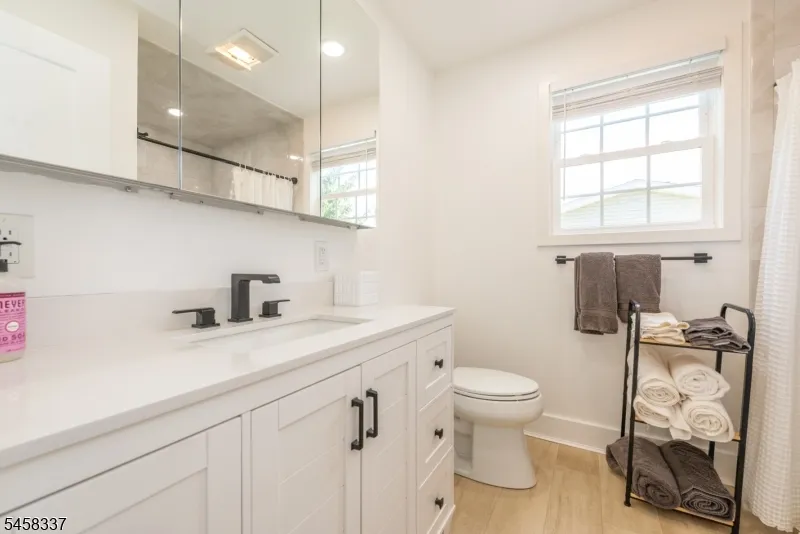 11 Malcolm Dr Fairfield, NJ 07004