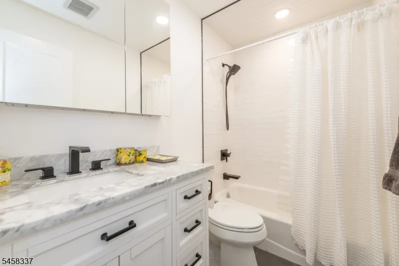 11 Malcolm Dr Fairfield, NJ 07004