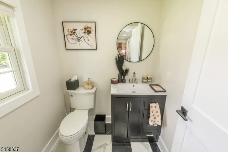 11 Malcolm Dr Fairfield, NJ 07004