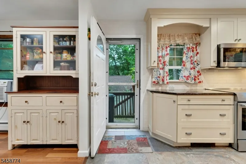 15 Hillside Rd Ringwood, NJ 07456