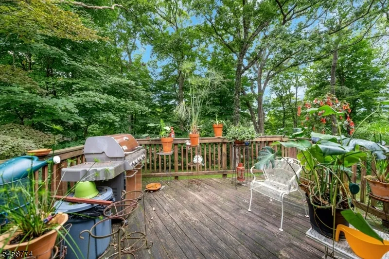 15 Hillside Rd Ringwood, NJ 07456