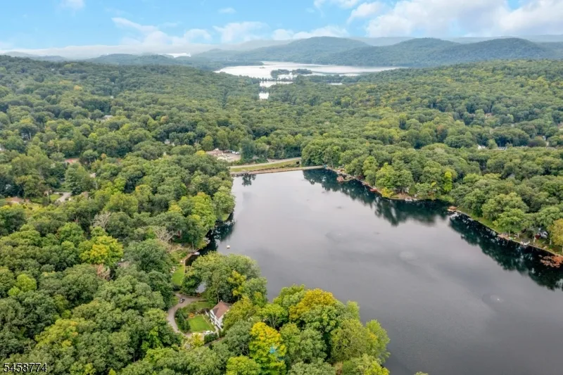 15 Hillside Rd Ringwood, NJ 07456