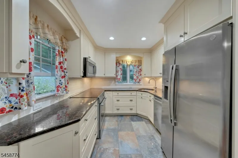 15 Hillside Rd Ringwood, NJ 07456