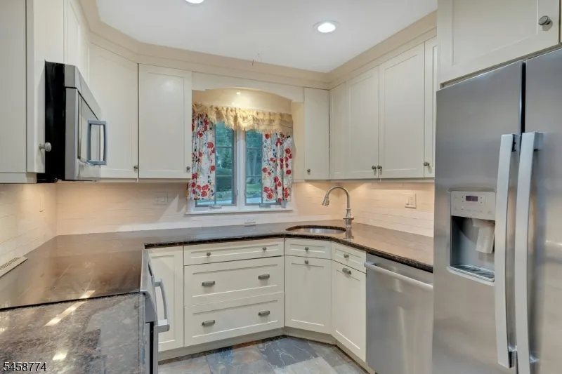 15 Hillside Rd Ringwood, NJ 07456