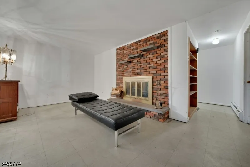 15 Hillside Rd Ringwood, NJ 07456