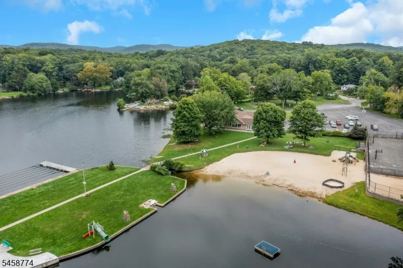 15 Hillside Rd Ringwood, NJ 07456