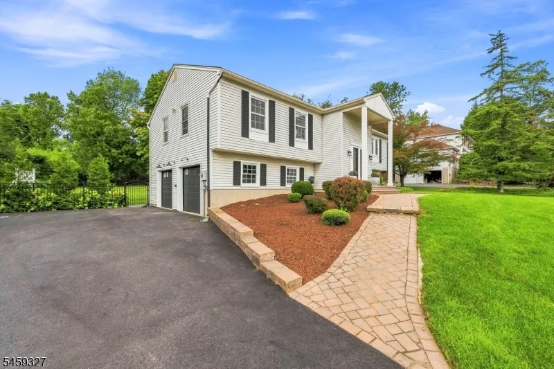 10 Darlene Ct Randolph, NJ 07869