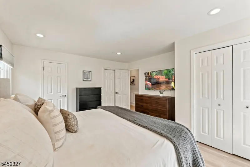 10 Darlene Ct Randolph, NJ 07869