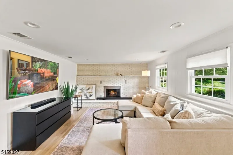 10 Darlene Ct Randolph, NJ 07869