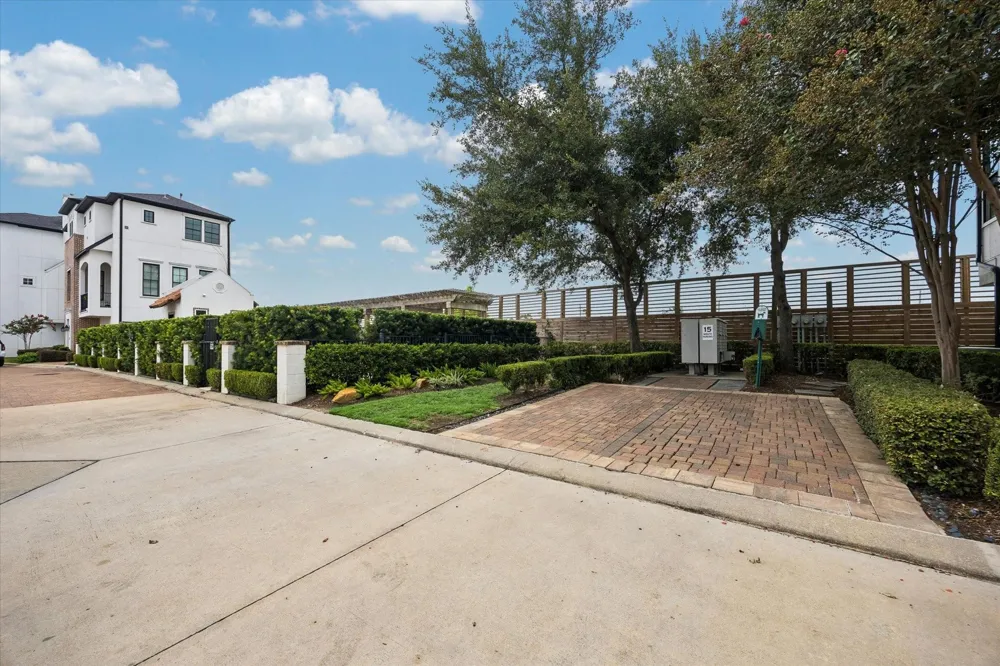 2725 Cohn Garden Houston, TX 77007