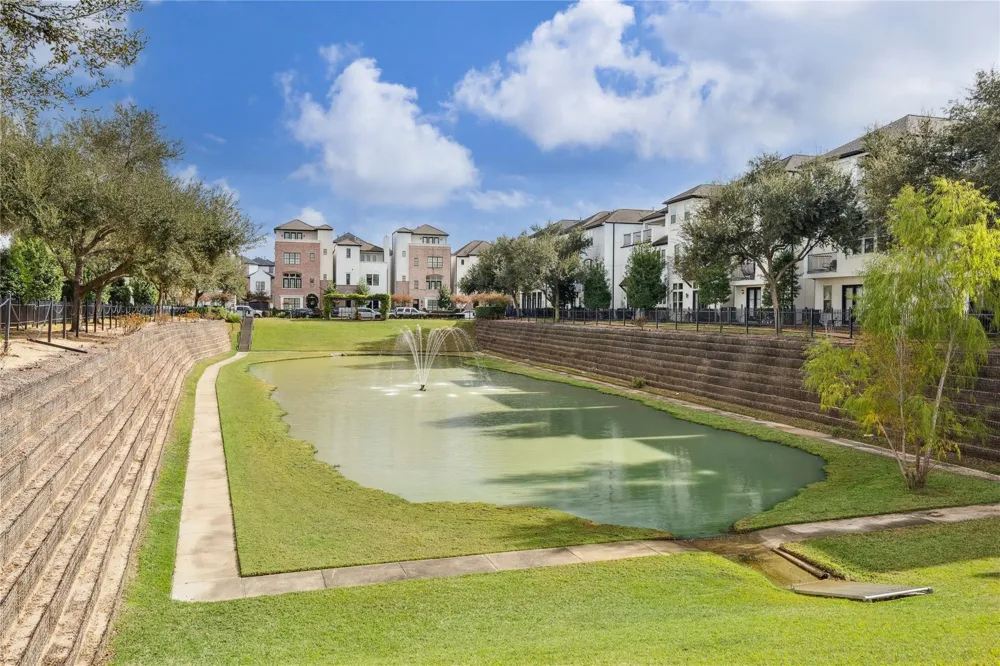 2725 Cohn Garden Houston, TX 77007