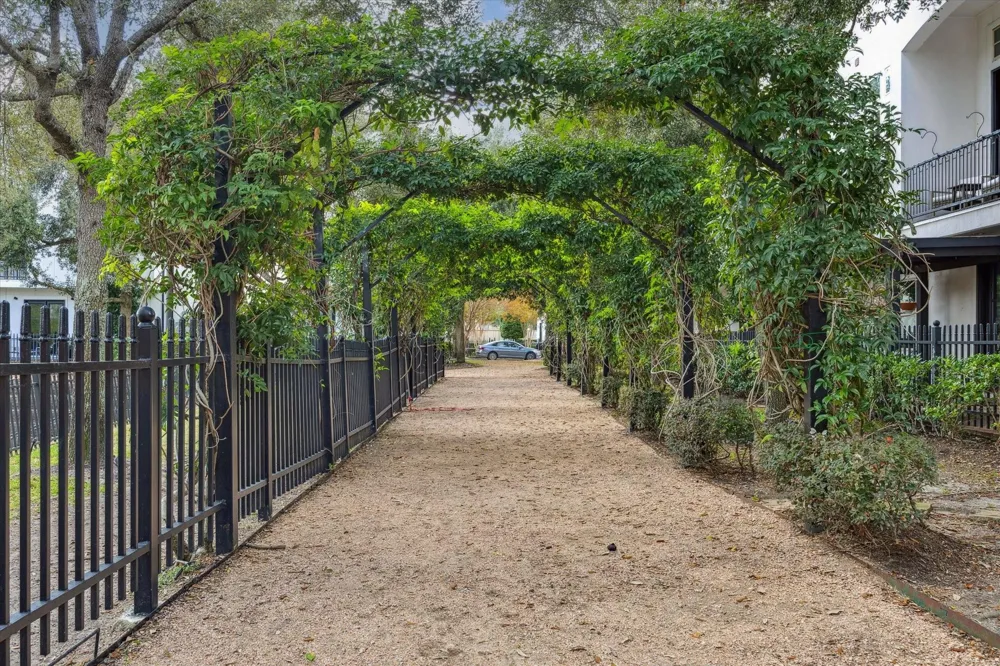 2725 Cohn Garden Houston, TX 77007