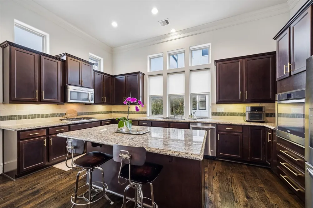 2725 Cohn Garden Houston, TX 77007