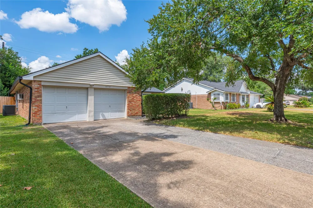 10714 Hillcroft Avenue Houston, TX 77096
