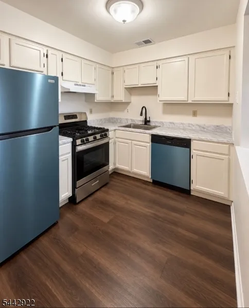 327 Waterford Dr Edison, NJ 08817