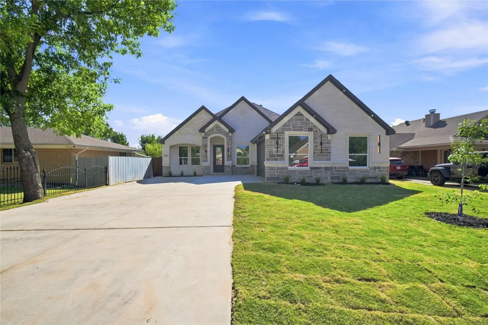 1606 Avenue Grand Prairie, TX 75051