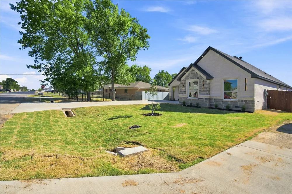 1606 Avenue Grand Prairie, TX 75051
