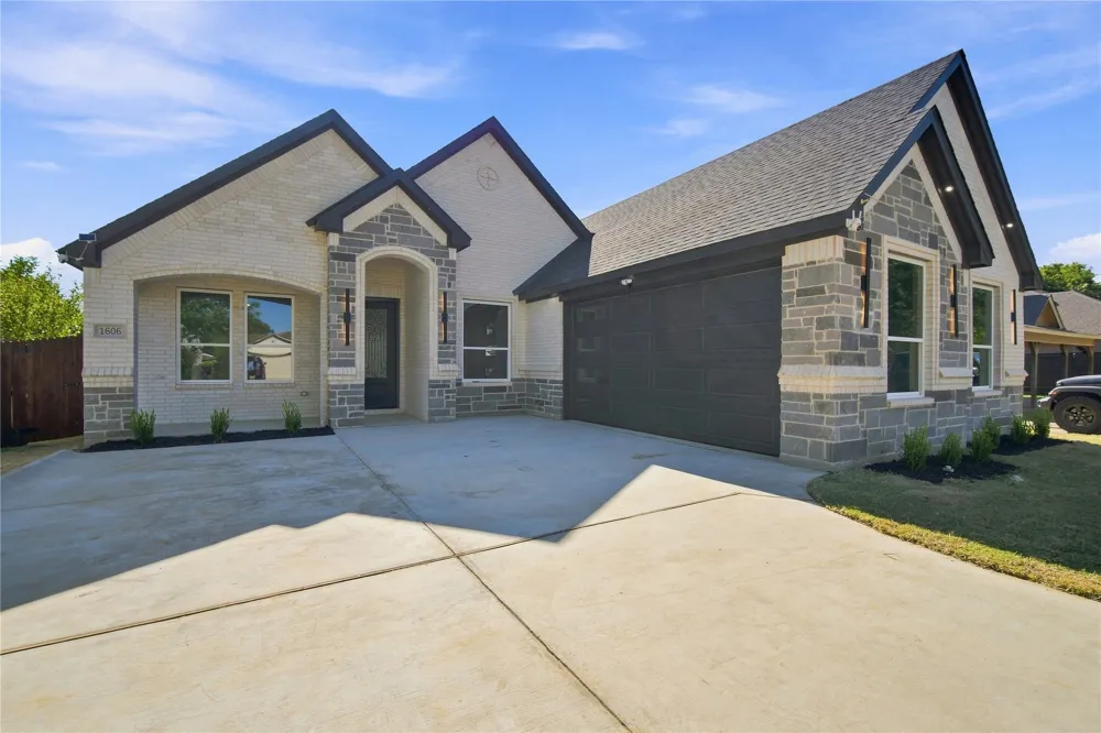 1606 Avenue Grand Prairie, TX 75051