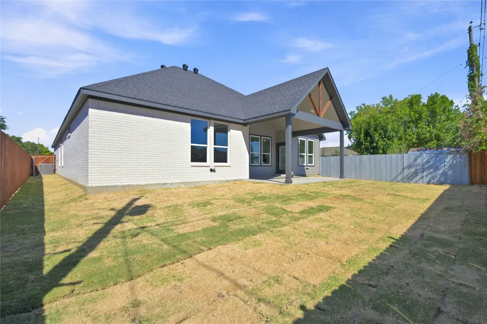 1606 Avenue Grand Prairie, TX 75051