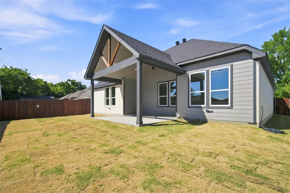 1606 Avenue Grand Prairie, TX 75051