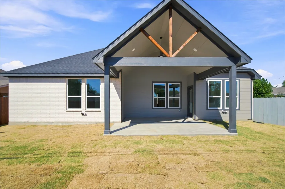 1606 Avenue Grand Prairie, TX 75051