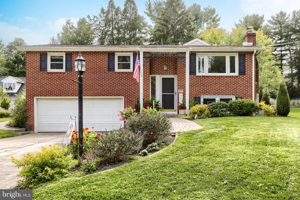 818 MEADOW Camp Hill, PA 17011