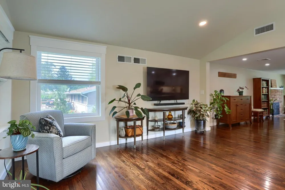 818 MEADOW Camp Hill, PA 17011