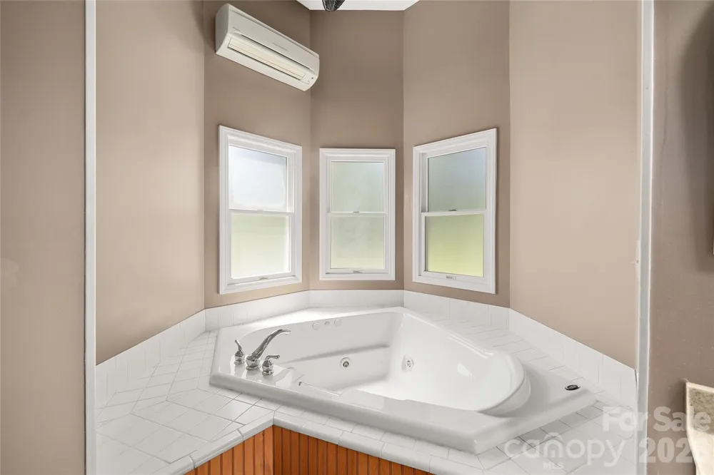 22 Dogwood Circle Burnsville, NC 28714