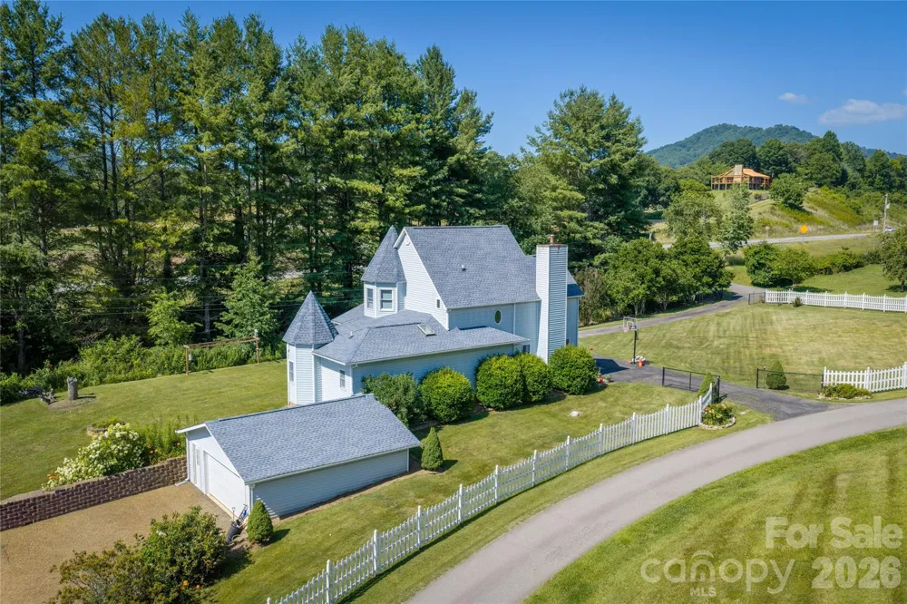 22 Dogwood Circle Burnsville, NC 28714