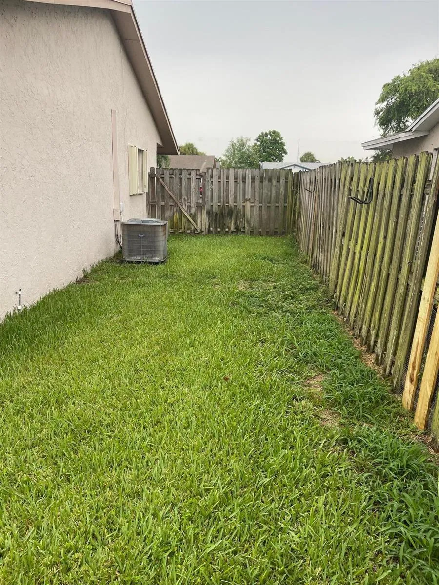 8615 Satalite Terrace Lake Park, FL 33403