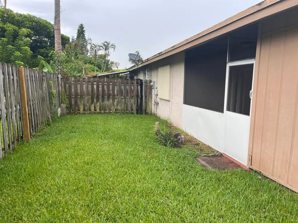 8615 Satalite Terrace Lake Park, FL 33403