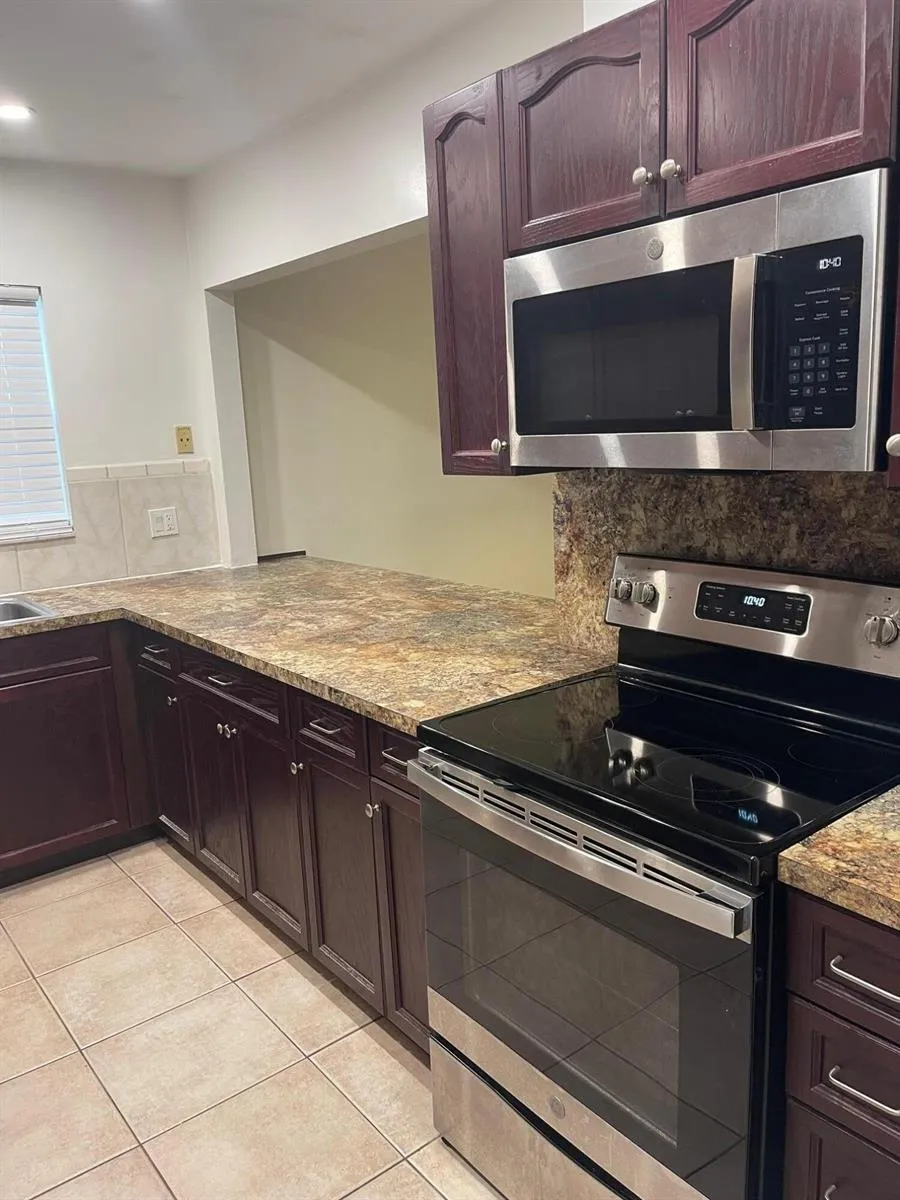 8615 Satalite Terrace Lake Park, FL 33403