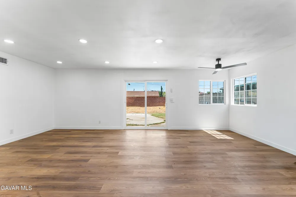 38544 E 33rd Street Palmdale, CA 93550