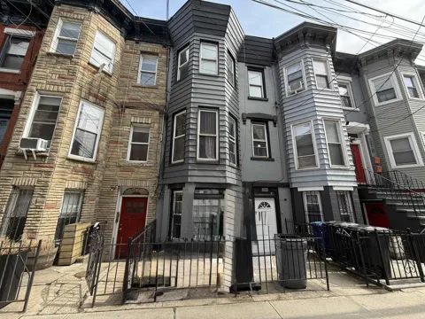 270 1/2 SUMMIT AVE