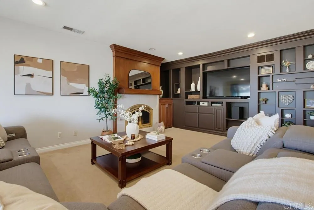 2171 Paseo Grande El Cajon, CA 92019