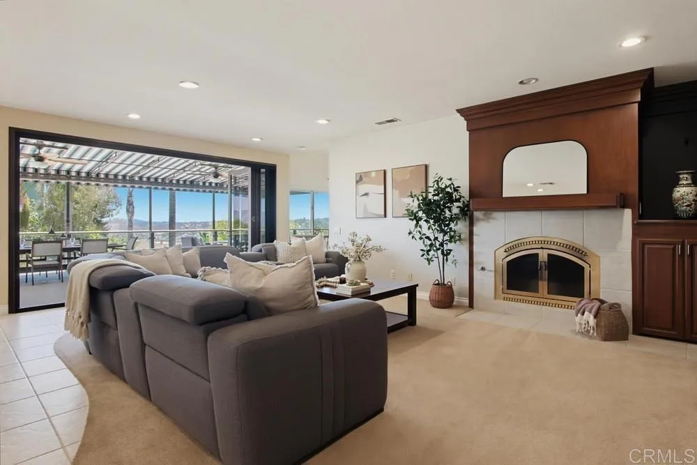 2171 Paseo Grande El Cajon, CA 92019