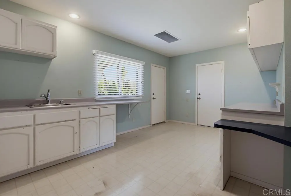 2171 Paseo Grande El Cajon, CA 92019