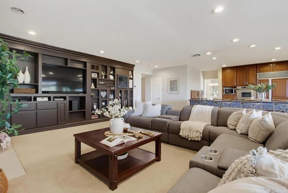 2171 Paseo Grande El Cajon, CA 92019