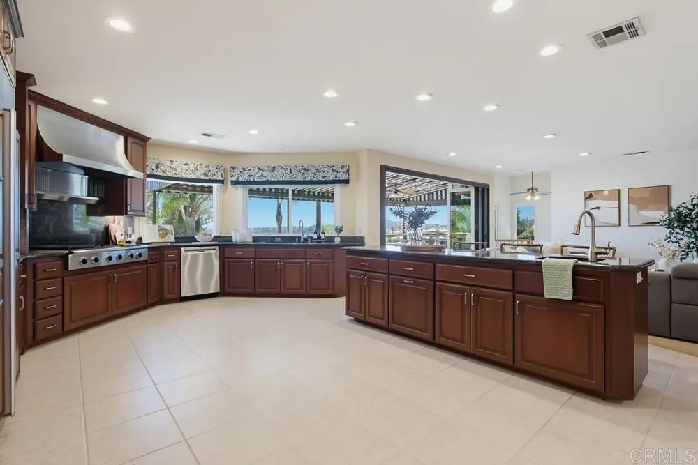 2171 Paseo Grande El Cajon, CA 92019