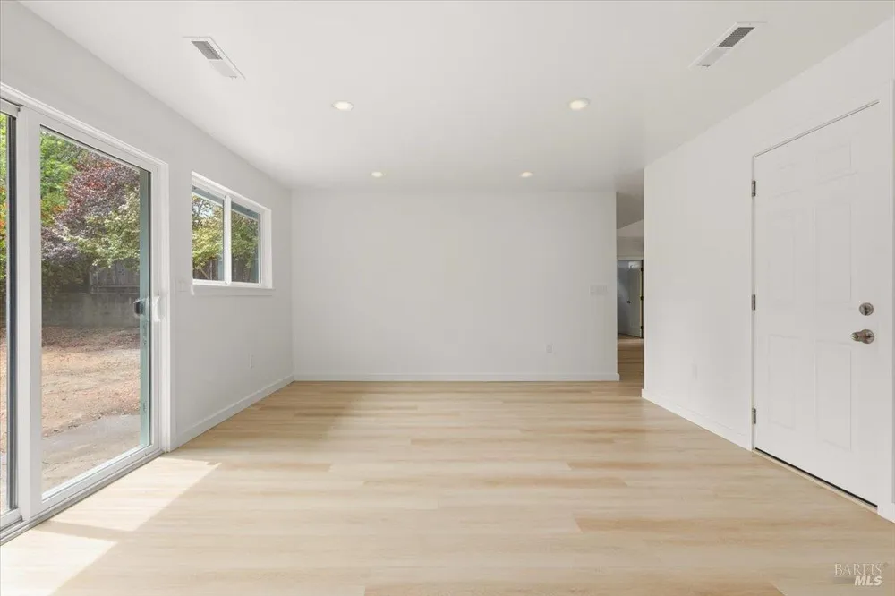 175 Chablis Way Cloverdale, CA 95425